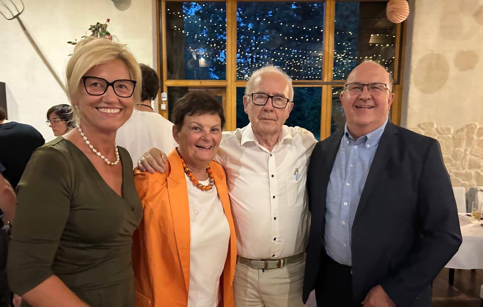 Bürgermeisterin Ilse Dölle (l.), zweiter Bürgermeister Reinhard Zeiß (r.) und Ehefrau Dorothea zählten zu den Gratulanten von Günter Fink.