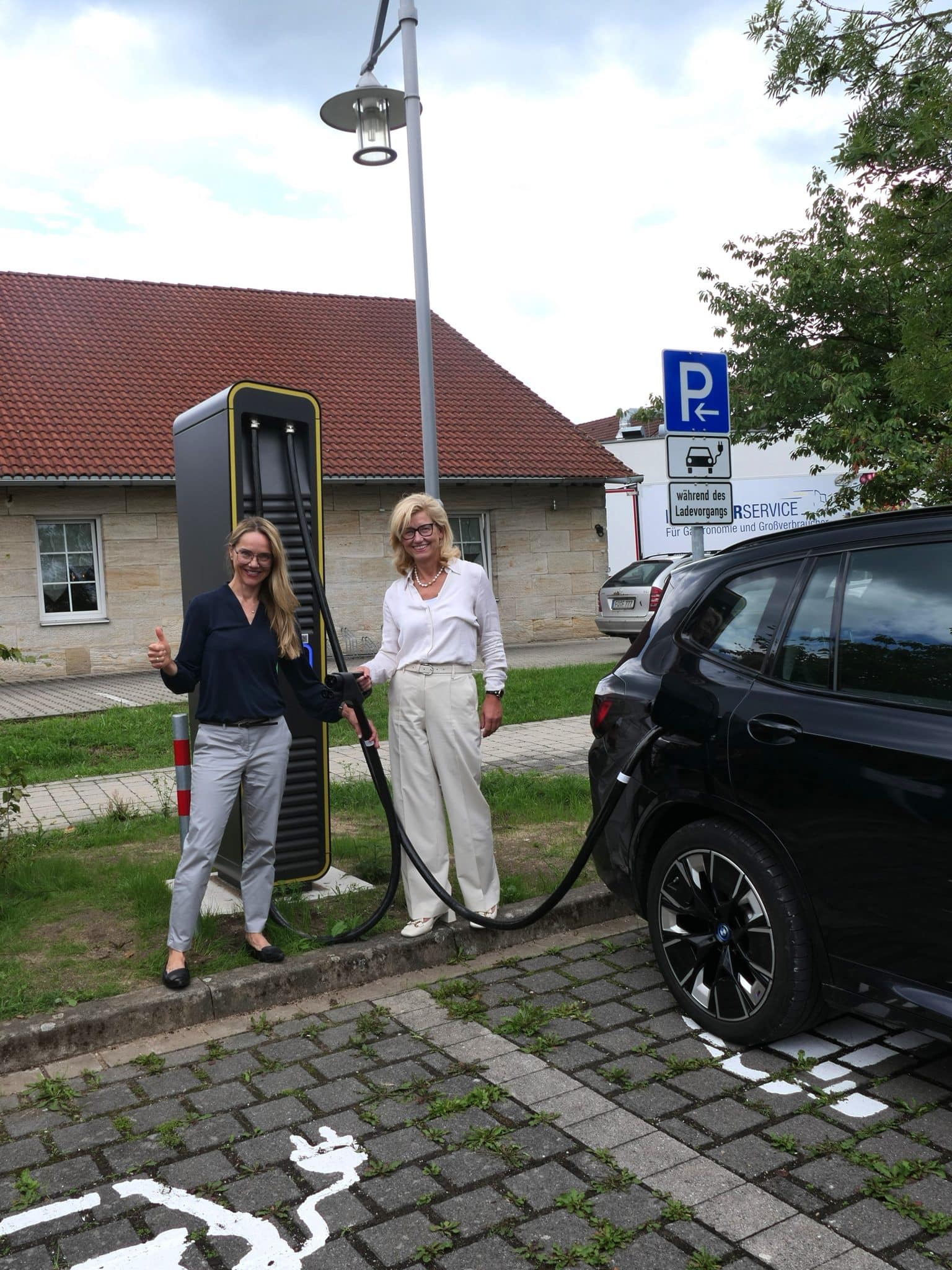 Sonja Olbrich (l.) und Bürgermeisterin Ilse Dölle haben die neue Ladesäule bereits getestet. Foto: Dennerlohr