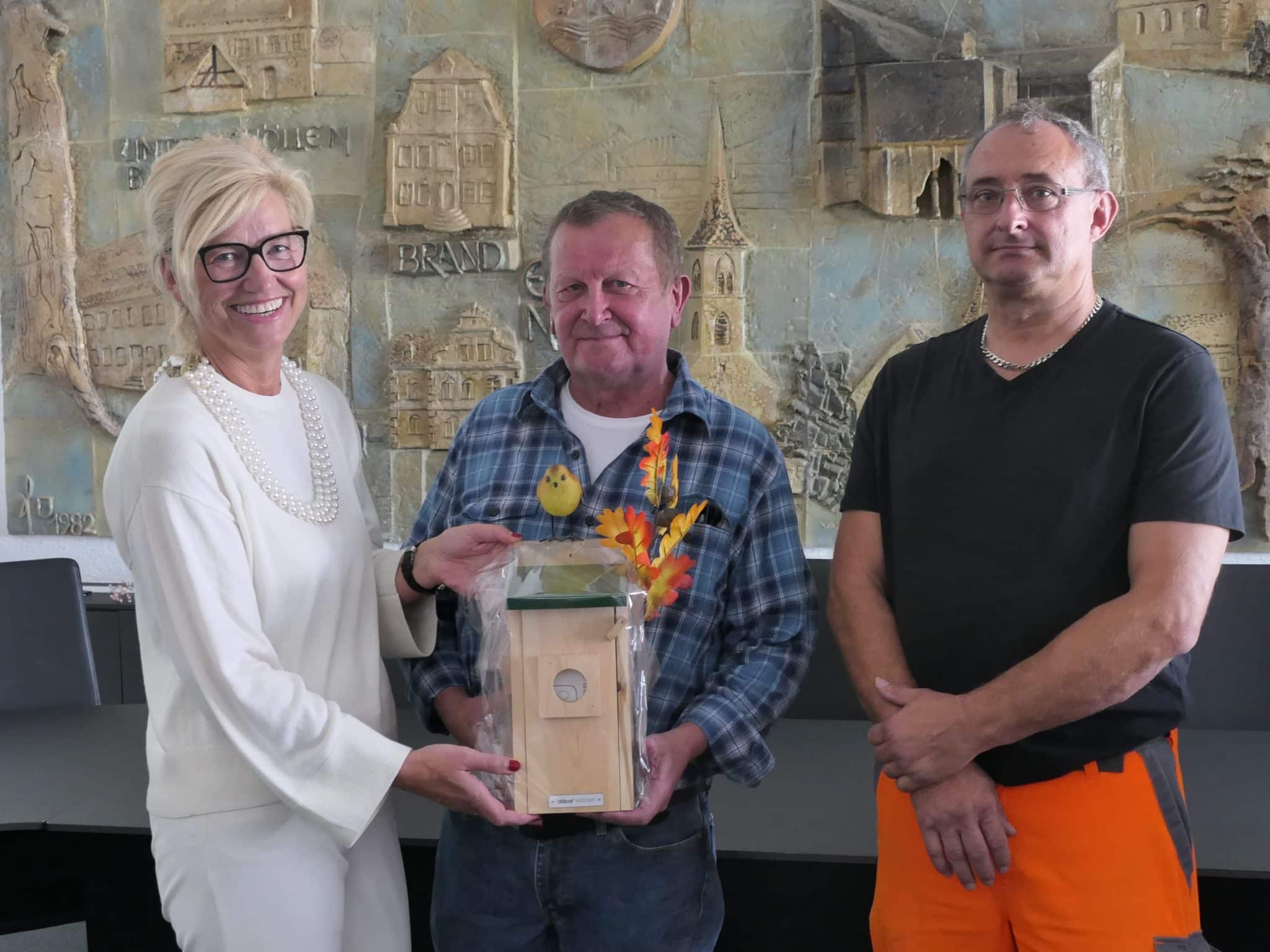 Rudi Zeug (Mitte) verlässt nach fast 40 Jahren den Markt Eckental und geht in den Ruhestand. Sein Nachfolger als Bauhofleiter wird Thomas Karger (r.). Foto: Bettina Dennerlohr