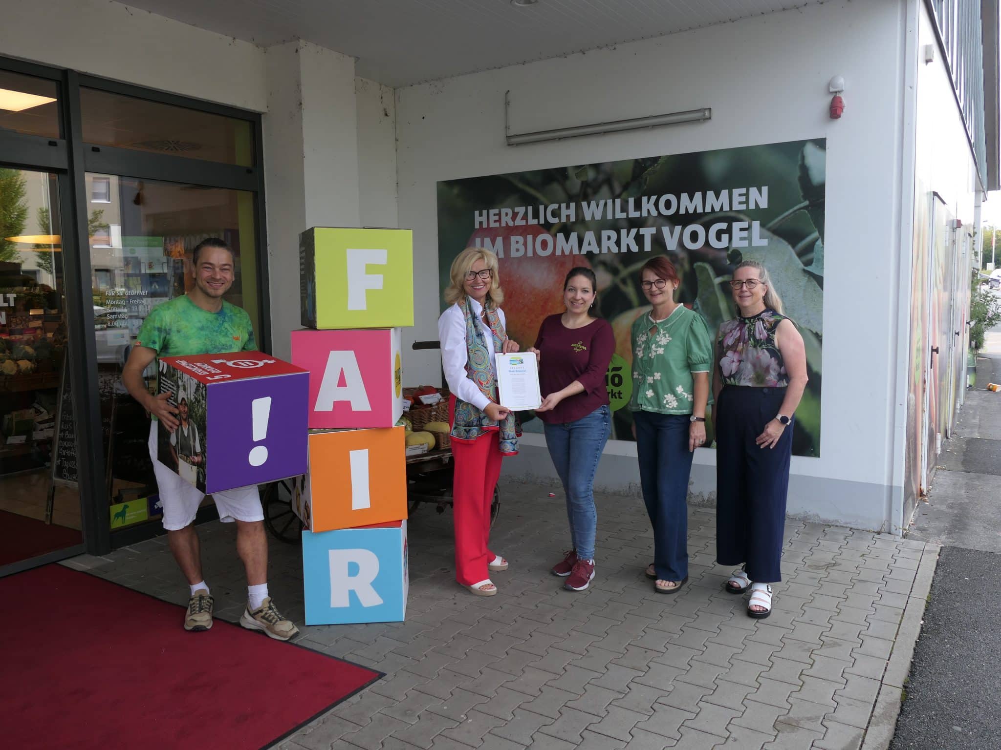 Die Mitglieder der Steuerungsgruppe freuen sich über die erneute Zertifizierung.