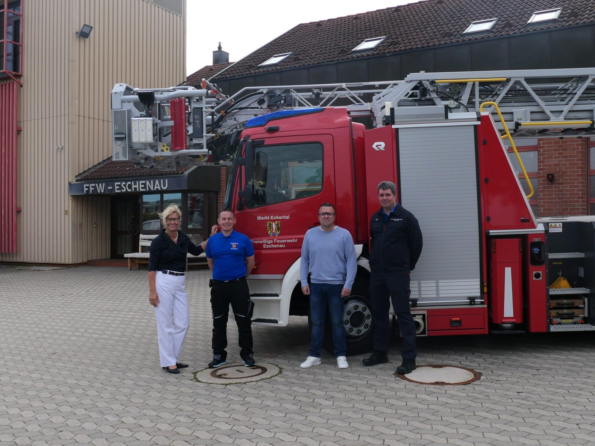 Der neue Gerätewart Frank Bayer (2.v.l.) mit (v.l.) Bürgermeisterin Ilse Dölle, Alexander Schmidt, stellvertretender Leiter des Ordnungsamtes, und Frank Ibler, Sprecher der Eckentaler Wehren.