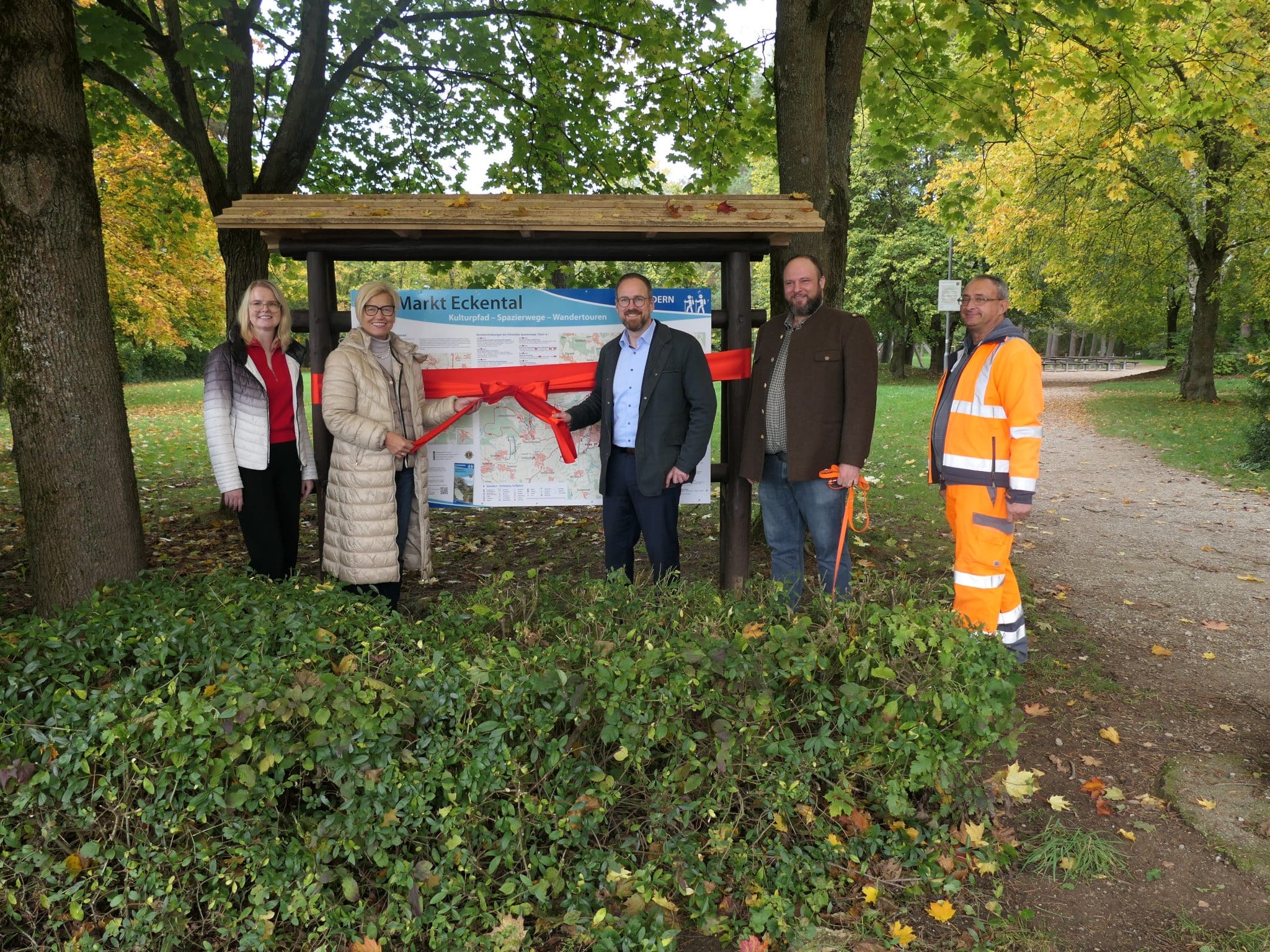 Sie enthüllten die neue Tafel mit Wanderwegen am Grillplatz: (v.l.) Corinna Bock vom Bauamt des Marktes Eckental, Bürgermeisterin Ilse Dölle, Dr. Florian Janik, Vorsitzender des Vereins für Naherholung und Landschaftspflege um Erlangen, Ullrich Beyer, Geschäftsführer des Vereins für Naherholung und Landschaftspflege um Erlangen und Bauhofleiter Thomas Karger. Foto: Bettina Dennerlohr