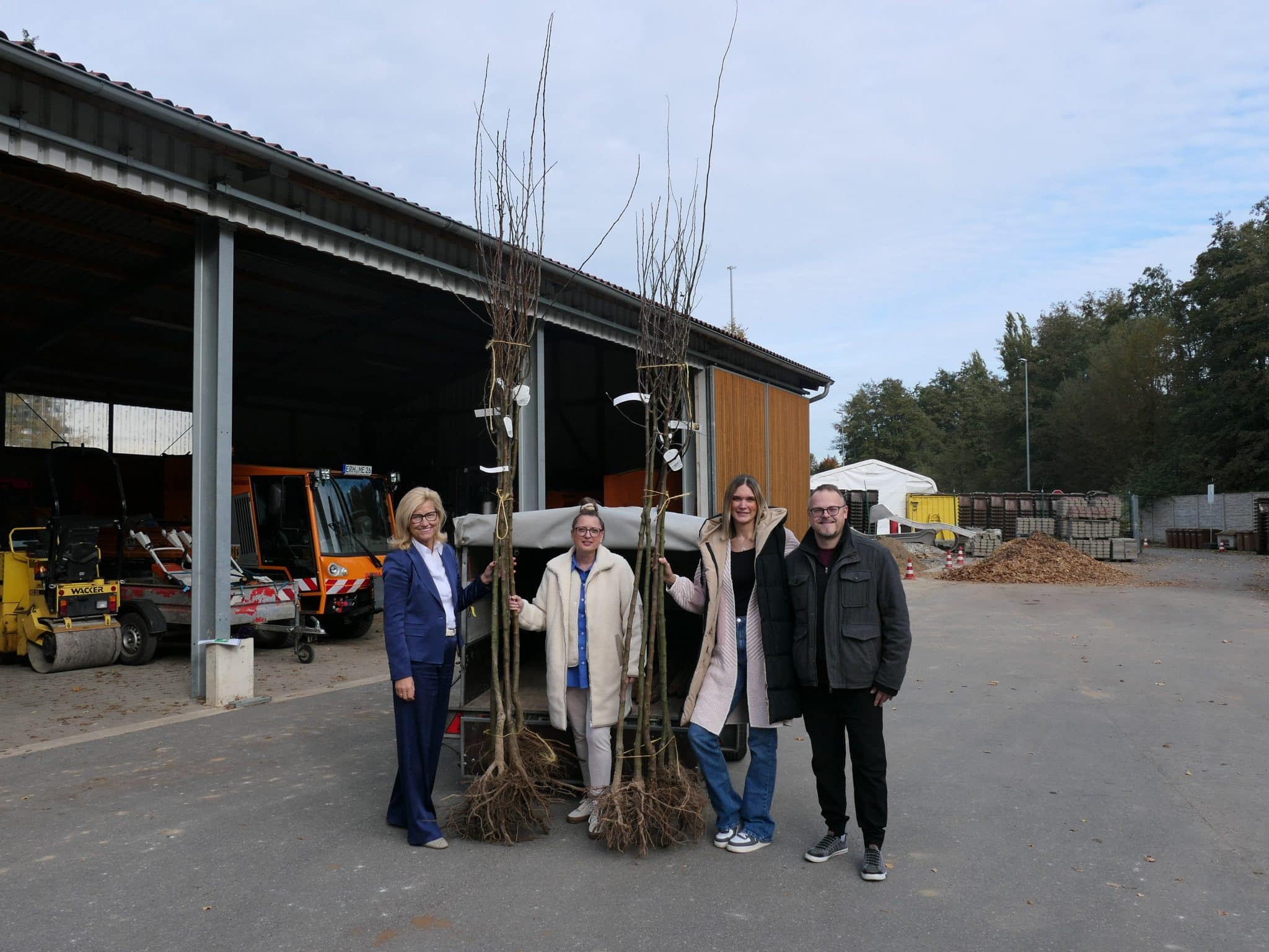 Die ersten neuen Birn- und Apfelbäume wurden in Benzendorf gepflanzt. Darüber freuten sich Bürgermeisterin Ilse Dölle, Bauamtsleiter Matthias Küpfer und Christiane Lopez Munker, die sich beim Bauhof um das Projekt gekümmert hat.