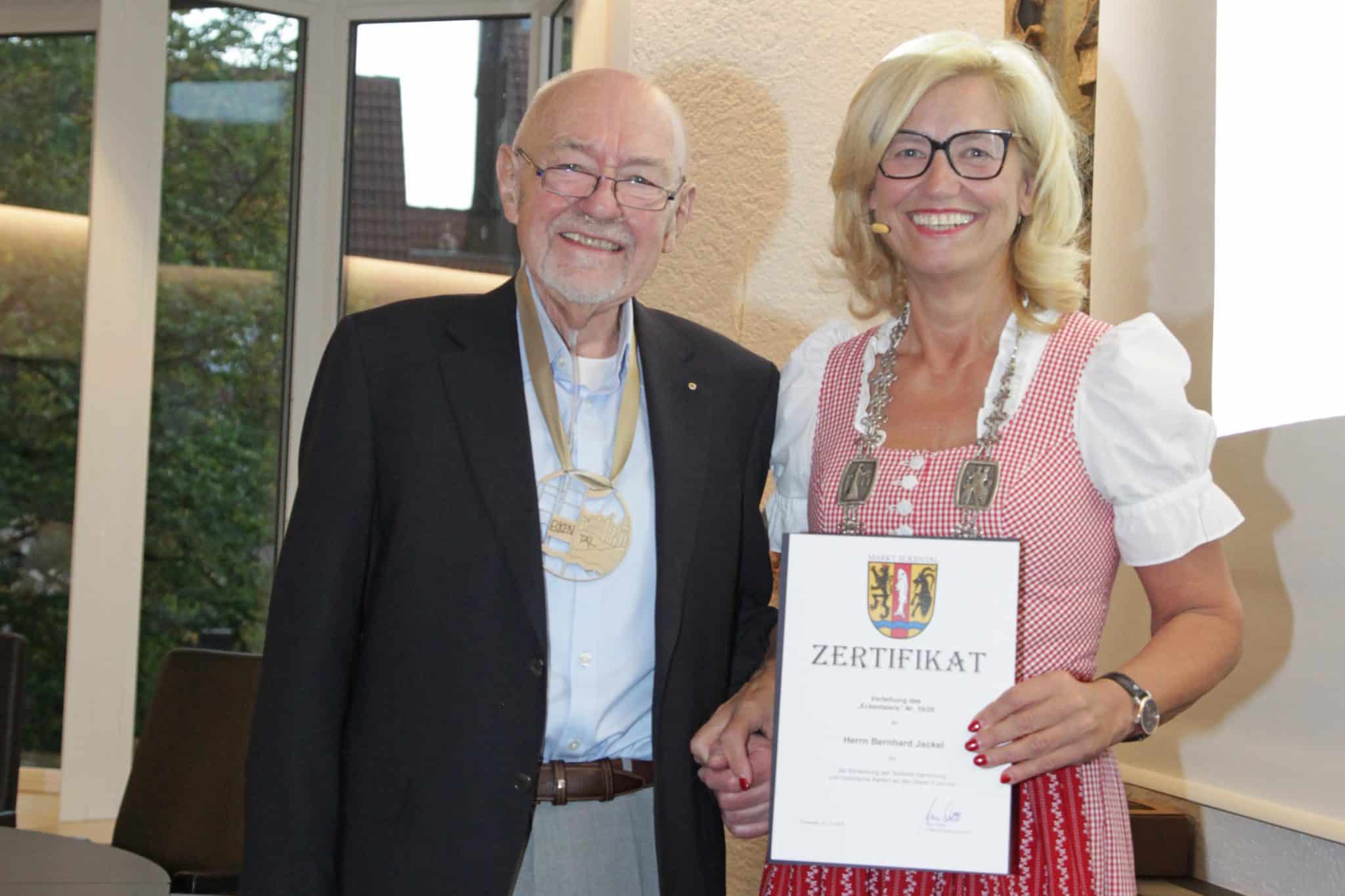 Bernhard Jackel mit Bürgermeisterin Ilse Dölle (Foto: Uwe Rahner)