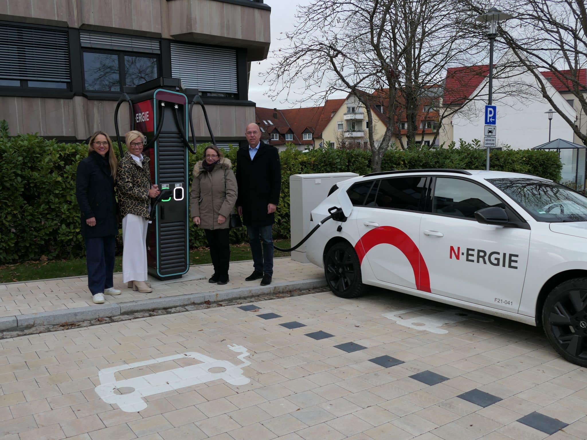 Die Ladesäule nahmen in Betrieb: Sonja Olbricht, Betreuerin für kommunale Kunden bei der N-ERGIE, Bürgermeisterin Ilse Döllle, Sylvia Robertson-Mayer vom Eckentaler Bauamt und N-ERGIE Vorstandssprecher Maik Render. Foto: Bettina Dennerlohr