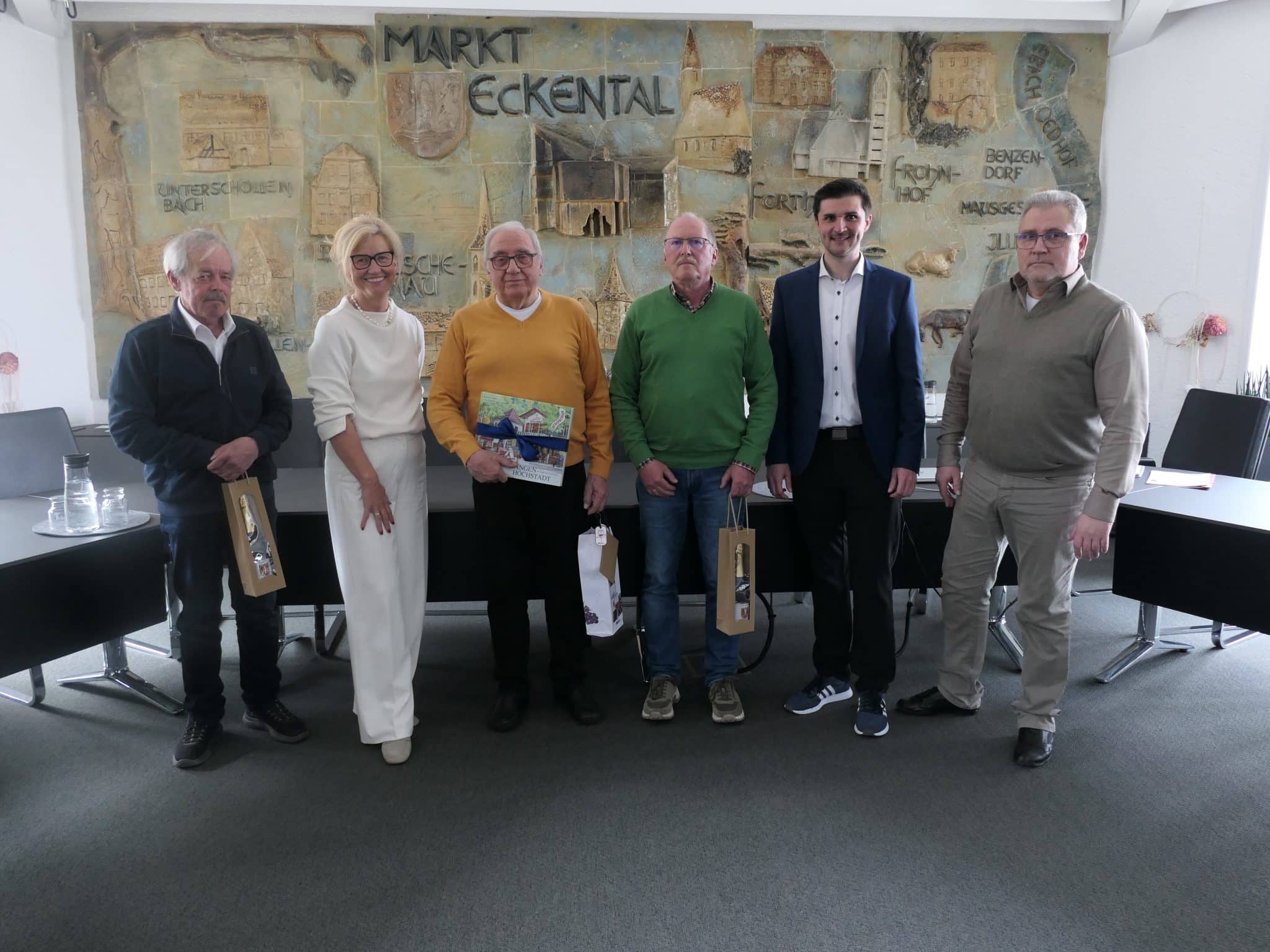 Rudolf Mößner (3.v.l.) übergab seine Aufgabe an Wolfgang Fürsattel (4.v.l.). Georg Sperber (l.) bleibt stellvertretender Obmann. Ihnen gratulierten Bürgermeisterin Ilse Dölle, der zukünftige Bürgermeister Sebastian Singer (2.v.r.) und der zuständige Sachbearbeiter im Rathaus, Thomas Pickelmann (r.). Foto: Petra Dörflinger